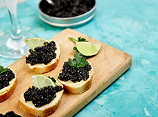 Womit wird roter und schwarzer Kaviar serviert?
