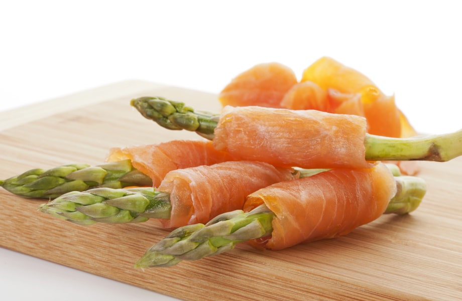 Es ist Spargelzeit! Frischer Spargel mit geräuchertem Lachs