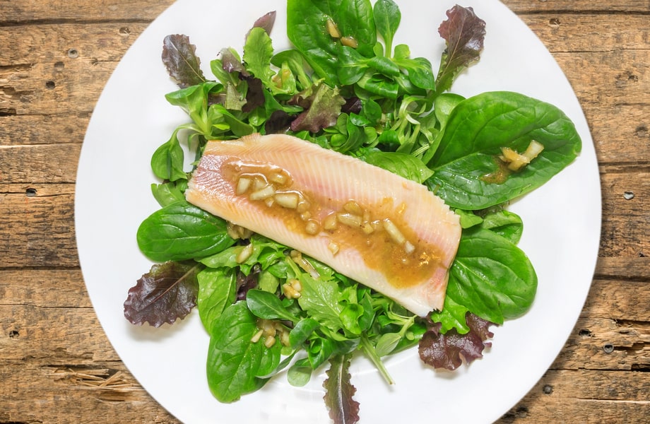 Grüner Salat mit Räucherforelle
