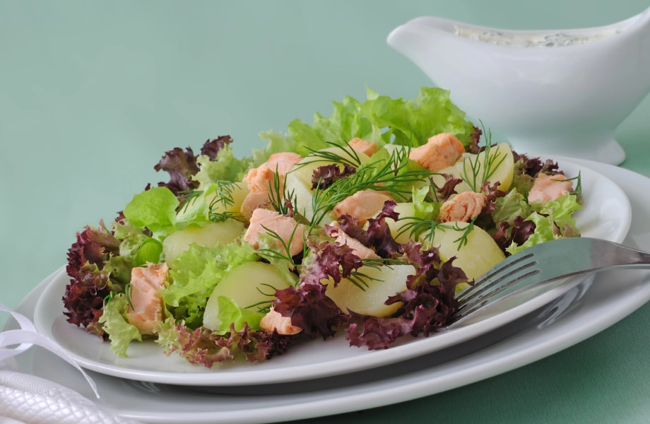 Kartoffelsalat mit Lachs und Dill
