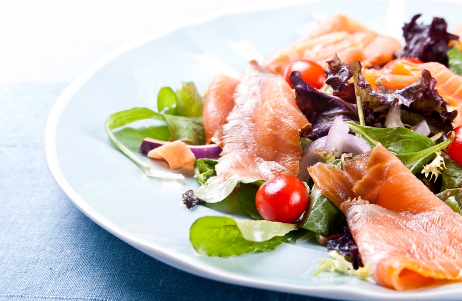 Salat mit geräuchertem Lachs