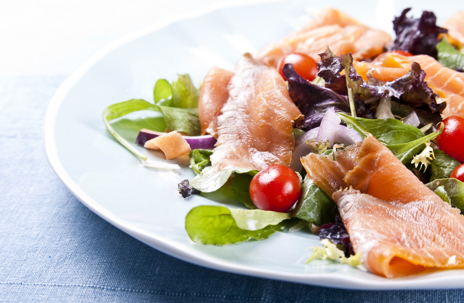 Salat mit geräucherter Forelle