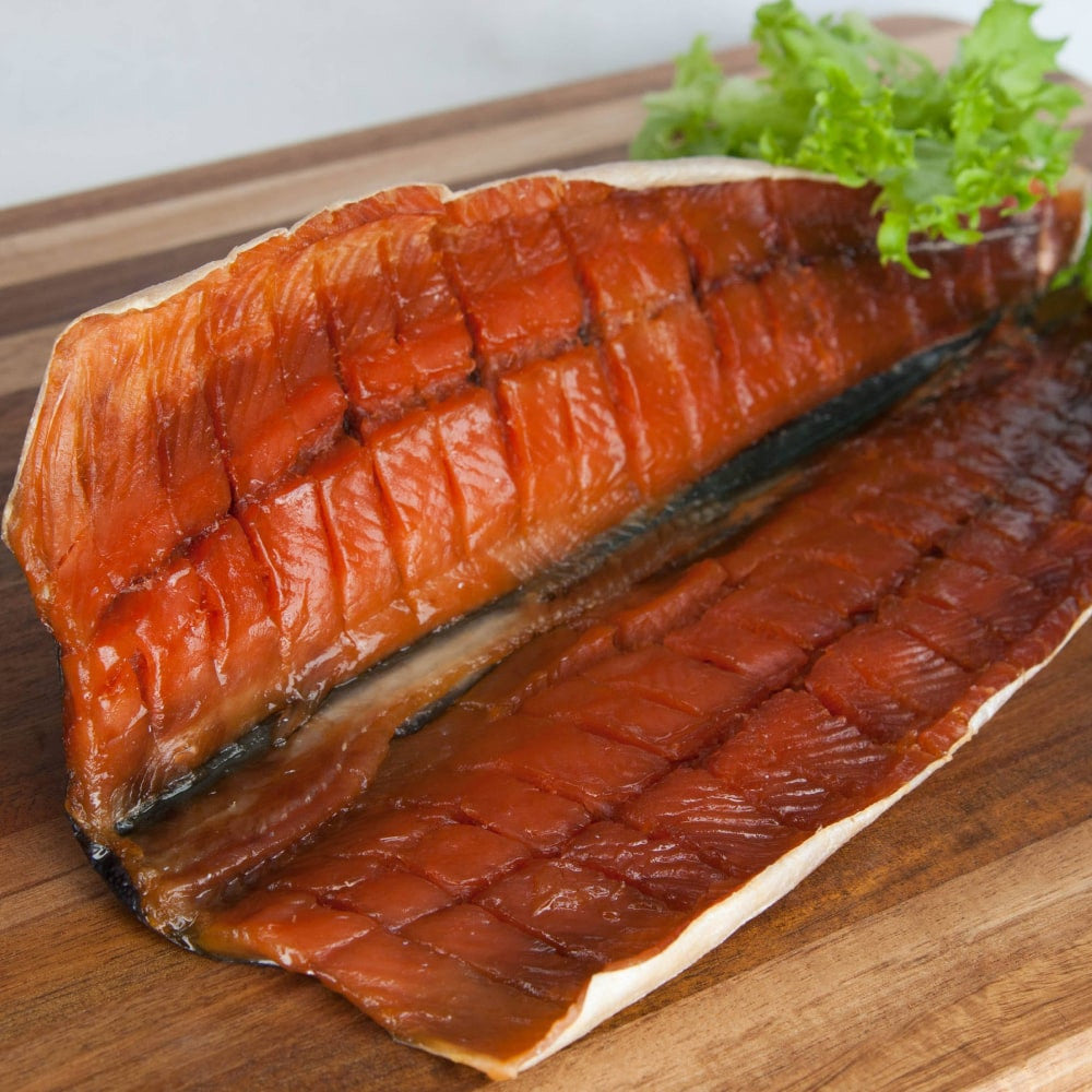 Wildlachs gedörrt – zwei aufgeklappte Filetstücke