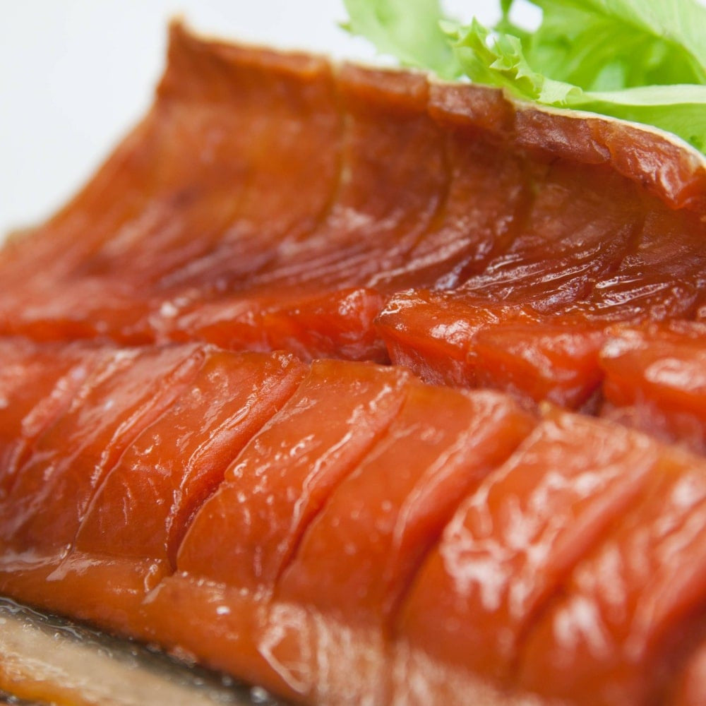 Wildlachs gedörrt – Nahaufnahme der eingeschnittenen Filetstücke