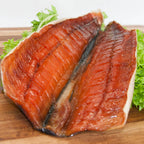Wildlachs gedörrt – geöffnetes Filet mit Rückgrat und Salat