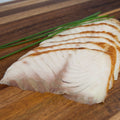 Störfilet in Scheiben geräuchert – Filetscheiben auf Holzbrett mit Schnittlauch