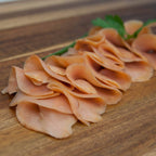 Buckellachsfilet in Scheiben kaltgeräuchert – Scheiben mit Petersilie Nahaufnahme