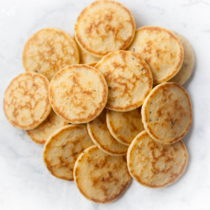 Trüffel Mini Blinis, 80g – aufgefächerte Blinis auf Marmor