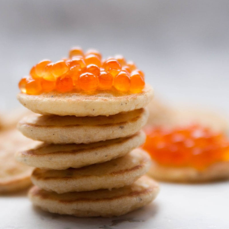 Trüffel Mini Blinis, 80g – gestapelt mit Lachskaviar