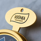 Goldener Kaviardosenöffner – Nahaufnahme mit IKRiNKA Logo