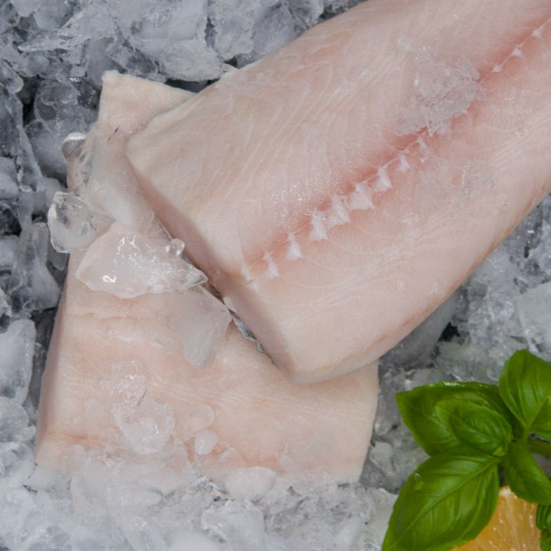 Black Cod Filet – zwei Filetstücke auf Eis mit Basilikum