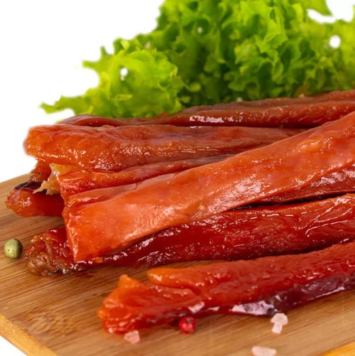 Filetstreifen vom Lachs 750g – dicke rote Lachsstreifen auf Bambusbrett mit Salat und Meersalz