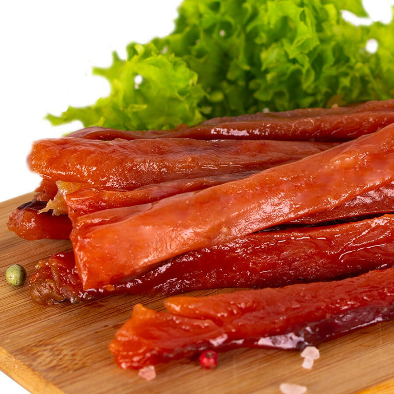 Filetstreifen vom Lachs – Kamtschatka Wildlachs auf Holzbrett
