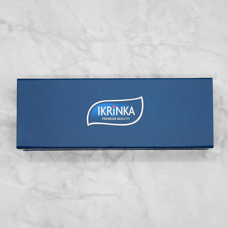 IKRiNKA Geschenkbox – geschlossene blaue Box mit IKRiNKA Premium Quality Logo von oben