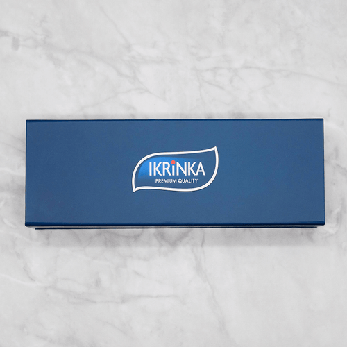 IKRiNKA Geschenkbox – geschlossene blaue Box mit IKRiNKA Premium Quality Logo von oben