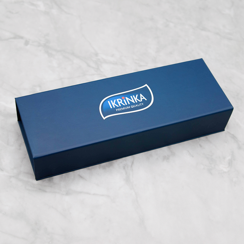 IKRiNKA Geschenkbox – geschlossene blaue Box mit IKRiNKA Premium Quality Logo schräg