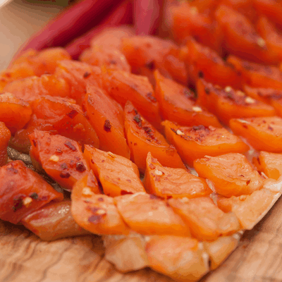 Lachsforellenfilet gedörrt pikant – Nahaufnahme mit Gewürzen