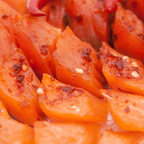 Lachsforellenfilet gedörrt pikant – Detail mit Chiliflocken