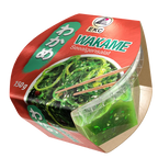 WAKAME Seealgensalat 150g – Verpackung mit rotem Etikett, Wakame-Salat und Ess-Stäbchen sichtbar