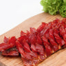 Rotlachs-Yukola gedörrt & geräuchert Wildfang – aufgeschnittene rote Rotlachs-Stücke auf Holzbrett mit Salat