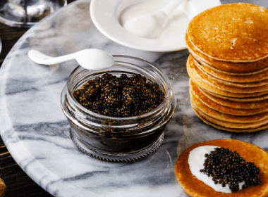 Blinis mit Kaviar der absolute Klassiker – diese Kombination hat beim Verzehr von Kaviar Tradition und hier erfahren Sie mehr