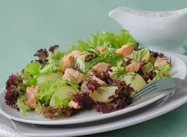 Картофельный салат с лососем и укропом