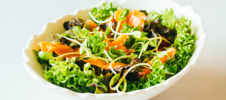 Salat mit geräuchertem Lachs